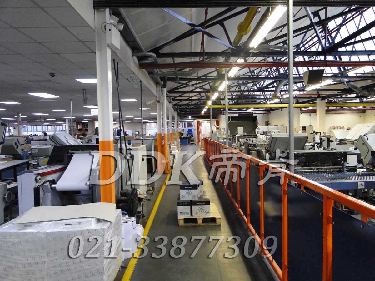 某外資印刷公司工廠車間走廊地面鋪裝地板現(xiàn)場(chǎng)圖例_耐磨耐壓型全深灰色通道加黃色警示護(hù)邊走廊過道用車間pvc地板樣板圖片,帝肯(DDK)_2000_9200(廠房通道地板防護(hù)材料)效果圖 某外資印刷公司工廠車間走廊地面鋪裝地板現(xiàn)場(chǎng)圖例_耐磨耐壓型全深灰色通道加黃色警示護(hù)邊走廊過道用車間pvc地板樣板圖片,帝肯(DDK)_2000_9200(廠房通道地板防護(hù)材料)效果圖,安全通道用地板,工業(yè)走道地墊,工廠走道地墊,走道墊,走道地墊,過道防滑墊,通道防滑墊,過道地墊,過道地毯,通道地毯,工廠地板,工業(yè)防滑地板,工業(yè)pvc地板,工廠車間地板革,工廠用塑料地板,車間地板磚,車間用地板膠,車間地板,車間塑膠地板,車間橡膠地板,工廠車間地膠,工廠車間地坪保護(hù)地板,工廠地板膠,抗壓地板,拼接地板,模塊地板,地板膠,塑料拼裝地板,工業(yè)地板膠,工業(yè)地板磚,工業(yè)地板,廠房塑膠地板,廠房地板材料,pvc地板磚,pvc工業(yè)地板,pvc地板膠,pvc塑膠地板