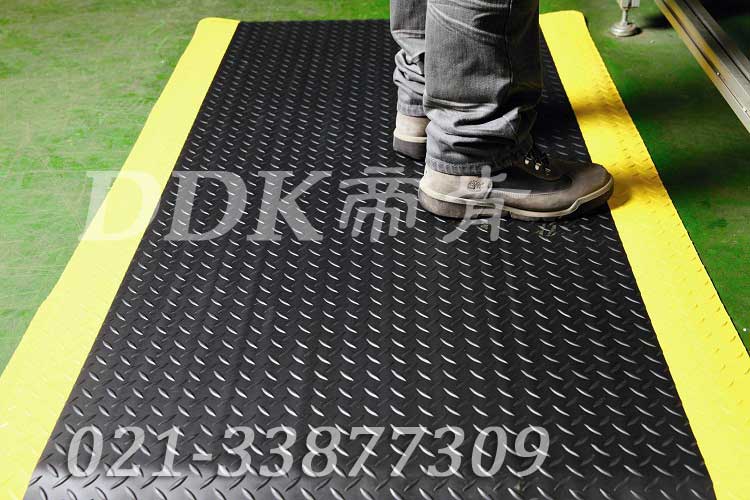 工廠機床車間通道地面防滑地毯鋪設(shè)現(xiàn)場圖例_提供定制加工生產(chǎn)鋼花紋工業(yè)防滑地毯樣板圖片,帝肯(DDK)_HD220(Duxton|皇爵)效果圖 工廠機床車間通道地面防滑地毯鋪設(shè)現(xiàn)場圖例_提供定制加工生產(chǎn)鋼花紋工業(yè)防滑地毯樣板圖片,帝肯(DDK)_HD220(Duxton|皇爵)效果圖,人字紋,鋼花紋,鐵板紋,pvc防滑卷材,塑料防滑地毯,工業(yè)防滑地毯,橡膠防滑地毯,防滑地毯,pvc防滑地毯,pvc塑料地毯,通道地毯,防滑塑料毯