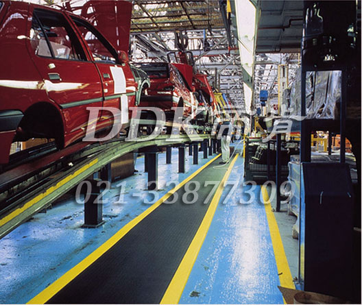 福特汽車廠流水線旁地坪漆地面耐油防滑材料鋪設現場圖例_提供定制加工生產帶黃色警示邊的車間走道防滑地毯樣板圖片,帝肯(DDK)_HD220(Duxton|皇爵)效果圖 福特汽車廠流水線旁地坪漆地面耐油防滑材料鋪設現場圖例_提供定制加工生產帶黃色警示邊的車間走道防滑地毯樣板圖片,帝肯(DDK)_HD220(Duxton|皇爵)效果圖,流水線地墊,流水線防滑墊,pvc防滑卷材,塑料防滑地毯,工業防滑地毯,橡膠防滑地毯,防滑地毯,pvc防滑地毯,pvc塑料地毯,通道地毯,防滑塑料毯