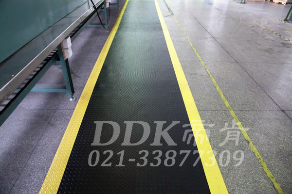 廠房大理石地面通道防滑鋪設(shè)用工業(yè)地毯現(xiàn)場(chǎng)圖例_提供定制加工生產(chǎn)帶黃色警示邊的工業(yè)通道防滑地毯樣板圖片,帝肯(DDK)_HD220(Duxton|皇爵)效果圖 廠房大理石地面通道防滑鋪設(shè)用工業(yè)地毯現(xiàn)場(chǎng)圖例_提供定制加工生產(chǎn)帶黃色警示邊的工業(yè)通道防滑地毯樣板圖片,帝肯(DDK)_HD220(Duxton|皇爵)效果圖,流水線地墊,流水線防滑墊,pvc防滑卷材,塑料防滑地毯,工業(yè)防滑地毯,橡膠防滑地毯,防滑地毯,pvc防滑地毯,pvc塑料地毯,通道地毯,防滑塑料毯