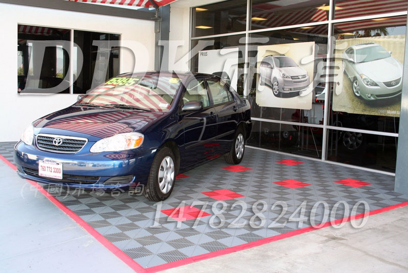 豐田專賣店入口地面防滑地墊_灰紅拼裝效果樣板圖片,帝肯(DDK)_8100_900(大門入口防滑墊)效果圖 豐田專賣店入口地面防滑地墊_灰紅拼裝效果樣板圖片,帝肯(DDK)_8100_900(大門入口防滑墊)效果圖,防滑塑料地墊,塑料地墊,PVC拼接地墊,拼接式地墊,拼接式防滑墊