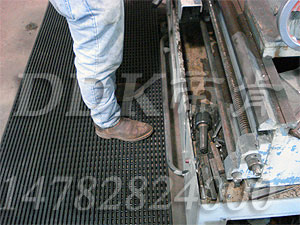 【黑色網格型狀地毯】機器防油防滑安全地毯樣板圖片,帝肯(DDK)_1900_9979（工業地面鋪地材料）效果圖，塑料網格防滑地墊,網狀地毯,網狀防滑墊,網格防滑墊,網眼防滑,防滑塑料網格