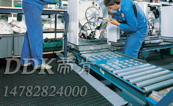 機器維修區地面鋪設用防滑安全網格地毯樣板圖片,帝肯(DDK)_1900_9979（工業地面鋪地材料）效果圖，塑料網格防滑地墊,網狀地毯,網狀防滑墊,網格防滑墊,網眼防滑,防滑塑料網格