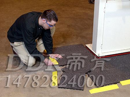 【pvc網格拼裝地墊】灰色加配黃色邊坡組合樣板圖片,帝肯(DDK)_8300_9979(防水防油型車間地面防滑材料)效果圖 【pvc網格拼裝地墊】灰色加配黃色邊坡組合樣板圖片,帝肯(DDK)_8300_9979(防水防油型車間地面防滑材料)效果圖,PVC拼接地墊,塑料拼接地板,拼接式地墊,拼接式防滑墊,拼裝地墊,拼裝地膠,防滑拼墊