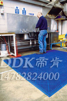 【茶水間防滑地墊】藍色款茶水間地上防潮濕處理用防滑地墊樣板圖片,帝肯(DDK)_8800_9979(工業廠房腳墊材料)效果圖 【茶水間防滑地墊】藍色款茶水間地上防潮濕處理用防滑地墊樣板圖片,帝肯(DDK)_8800_9979(工業廠房腳墊材料)效果圖,安全地墊,工廠車間地膠,車間地膠墊,車間地毯,車間地貼,車間塑料防滑墊,車間橡膠墊,車間防滑地墊,車間防滑墊,工業地墊,工業地膠,工業用格柵地墊,工業耐油地墊,工業腳墊,工業防滑地墊,工業地毯,工業防滑墊,工廠地墊,工廠地毯,工廠腳墊,工廠防滑地墊,工廠防滑墊,工業防滑地毯,耐油工業橡膠墊,廠房防滑地膠