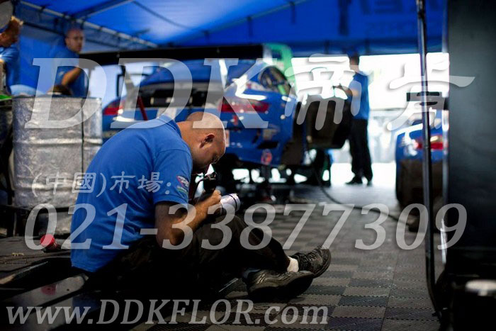 17快拼式灰色耐油防滑維修間地板樣板圖片,帝肯(DDK)_8100_6008(賽車P房帳篷地板)效果圖 17快拼式灰色耐油防滑維修間地板樣板圖片,帝肯(DDK)_8100_6008(賽車P房帳篷地板)效果圖,帳篷地膠