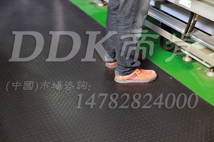 【走道通道防滑地毯】車間地坪漆防滑用鋼板紋防滑地毯樣板圖片,帝肯(DDK)_HD220_6S（柳葉紋地毯|綠色_黑色）效果圖，流水線地墊,流水線防滑墊,走道地墊,走道地毯,走道墊,通道地毯,通道防滑墊,防滑卷材,防滑地墊卷材,防滑地毯,防滑毯,防滑塑料毯,過道地毯,過道防滑墊,pvc防滑卷材,pvc防滑地毯,pvc防滑地膠,車間地貼,車間地毯,車間防滑地墊,工業地毯,工業塑料地毯,工業防滑地毯,工業防滑地墊,工業走道地墊,工業通道地墊,工廠地毯,工廠地膠,工廠走道地墊,工廠防滑地墊,廠房地毯,廠房地膠,廠房防滑地膠