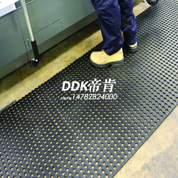 1.8*10米多孔卷材適用于潮濕區(qū)域的重型安全防滑地墊10mm厚橡膠墊
1.8*10米多孔卷材適用于潮濕區(qū)域的重型安全防滑地墊10mm厚橡膠墊