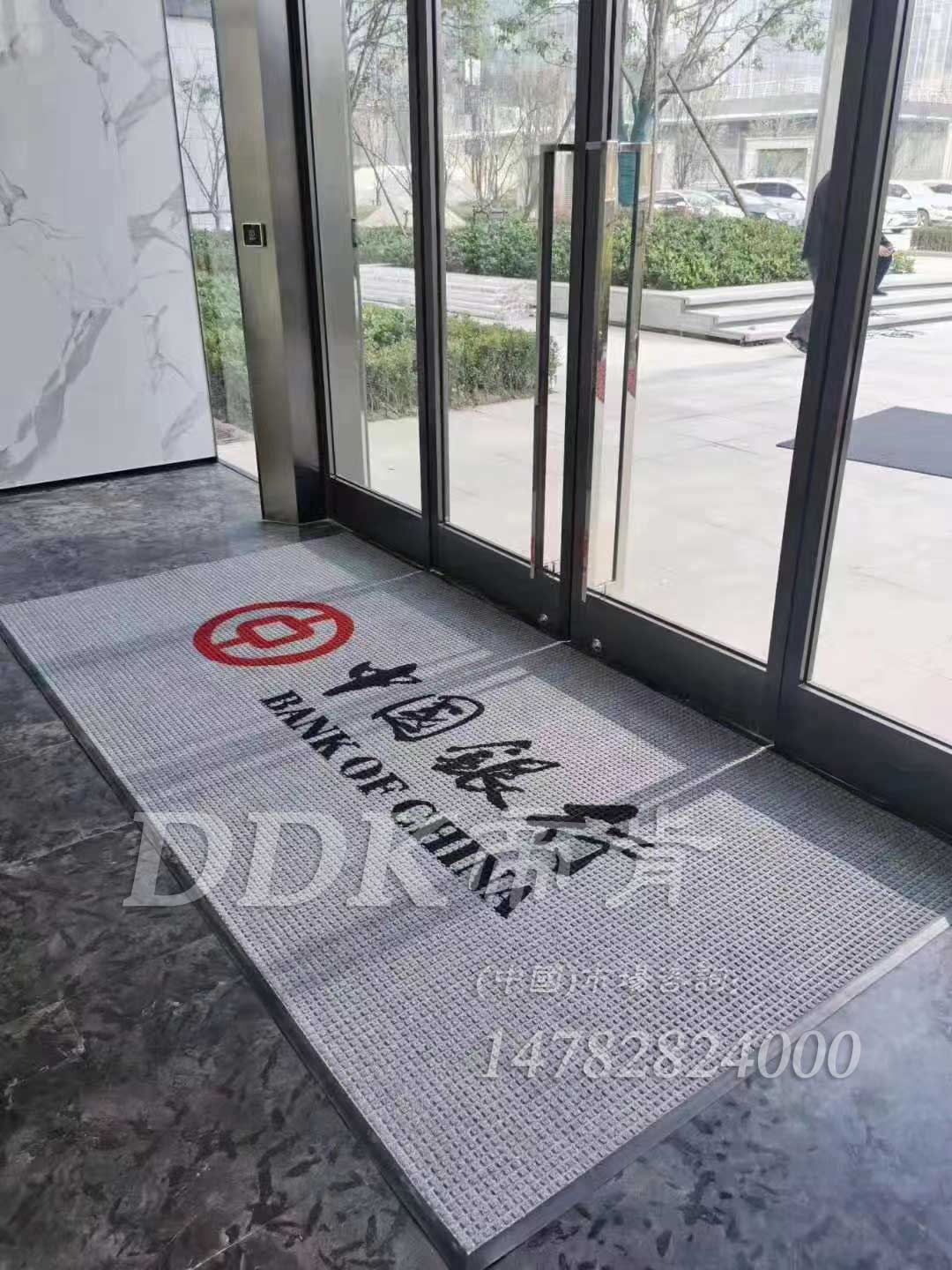 廣告圖文地毯 定做鑲嵌logo地墊 打圖案標識墊 辦公樓進門地毯 廣告圖文地毯 定做鑲嵌logo地墊 打圖案標識墊 小方格辦公樓進門地毯,logo門墊,廣告門墊,廣告腳墊