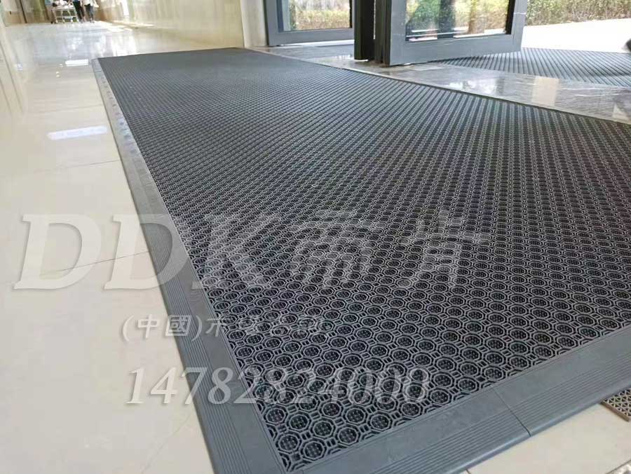 模塊刮砂出入口地毯 防滑防雨疏水PVC地墊20*20cm/塊 室外漏孔塑料橡膠墊 模塊刮砂出入口地毯 防滑防雨疏水PVC地墊20*20cm/塊 室外漏孔塑料橡膠墊,三合一模塊地墊,三合一門墊,三合一防塵地墊,三合一防滑墊,三合一除塵墊,三合一地架,三合一門口毯,三合一防塵墊,模塊地墊,模塊地板,模塊拼接式門墊,組合式地墊,pvc拼接式除塵墊,入口防塵地墊,刮泥除塵地墊,吸塵地毯,門口防塵墊,門廳除塵地墊,門口防塵地墊,防塵門墊,門墊地墊,門墊地毯,防塵防污地墊,防塵防滑地墊,門口腳踏墊,門前腳墊,門廳腳墊,門前地墊,門前墊,門前毯,門廳地墊,門廳地毯,門口地墊,門口地毯,門口地面除塵刷,門口腳墊,門墊,防水地墊,防塵地墊,防塵地毯,防塵地膠墊,除塵地墊,除塵地膠,防滑除塵地墊,除塵墊,除塵地毯,除塵腳墊,除塵門墊,除雨雪地墊,除雪門墊,隔水地墊,隔水材料,隔水地板,pvc戶外地板,塑料戶外地板,室外地墊,室外地板膠,室外地毯,室外地板革,室外地膠,室外塑料地毯,室外防水地板,室外防滑地墊,室外防滑地毯,室外防滑墊,戶外地膠,戶外地磚,戶外塑膠地毯,戶外地墊,戶外地板,戶外地毯,戶外草坪地墊,多孔防滑地墊,帶孔防滑墊,網(wǎng)孔地墊,pp防滑墊,戶外網(wǎng)狀橡膠墊,網(wǎng)格地墊,網(wǎng)格防滑墊,網(wǎng)狀防滑墊,網(wǎng)球場(chǎng)地板,網(wǎng)眼防滑,耐磨抗壓防滑膠墊,耐磨塑料草坪毯,綠草地墊,草坪門墊,草坪地毯,疏水地墊,疏水地席,疏水地毯,疏水地膠,疏水墊,疏水性材料,漏水防滑墊,漏水地墊,漏水橡膠墊,洗手間防滑墊,洗手間地墊,洗手間防滑地毯,洗澡間防滑墊,衛(wèi)生間防滑墊,衛(wèi)生間防水地墊,衛(wèi)生間防水墊,衛(wèi)生間防滑地墊,衛(wèi)生間防滑地毯